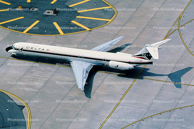 N909DE, McDonnell Douglas MD-88, Delta Air Lines, JT8D, JT8D-219
