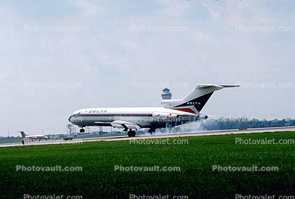 N531DA, Boeing 727-232, Delta Air Lines, JT8D-15 s3, JT8D, Burning Rubber, Smoke, 727-200 series
