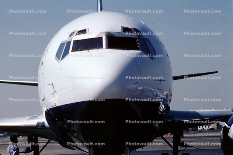 Boeing 737 head-on, Burbank-Glendale-Pasadena Airport (BUR)