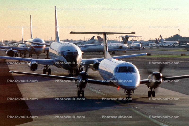 Aircraft lined up for take-off, American Airlines AAL, Boeing 737, Embraer Brasilia EMB-120