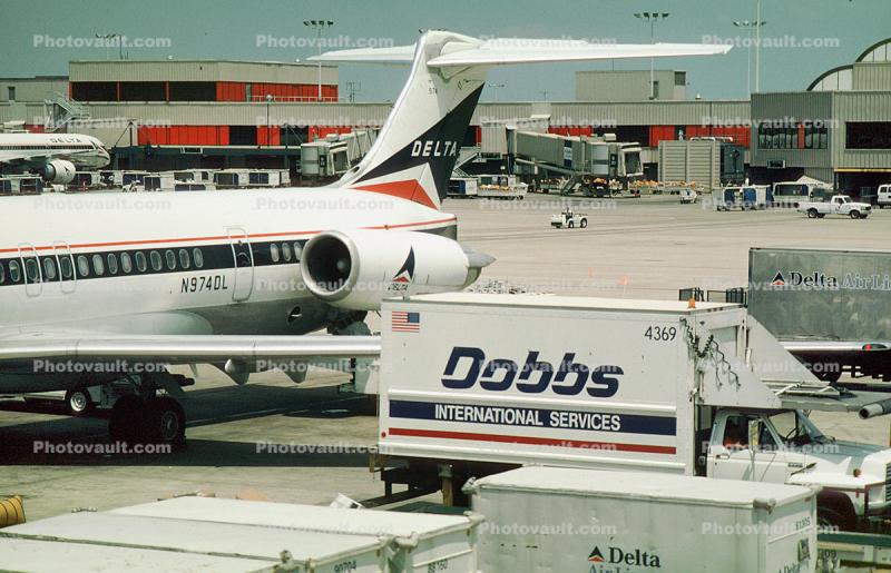 N974DL, Delta Air Lines, Douglas DC-9, Dobbs Catering Truck, jetway, Airbridge