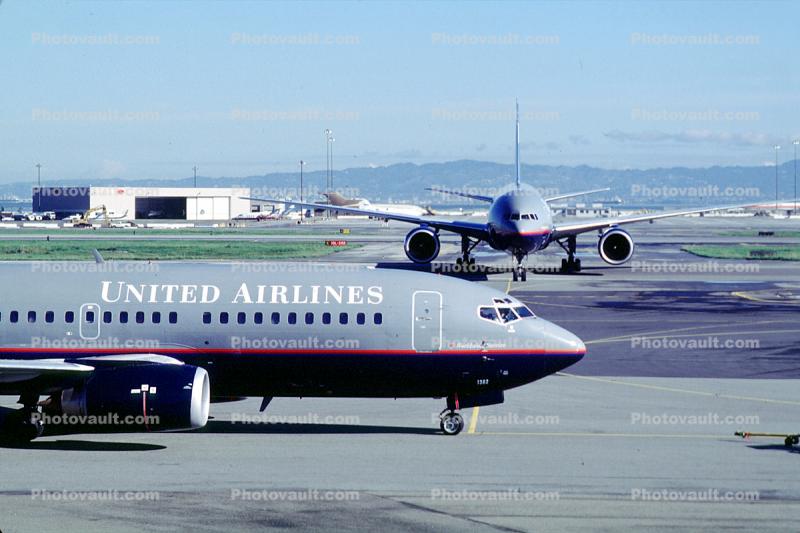 N382UA, Boeing 737-322, United Airlines UAL, San Francisco International Airport (SFO), CFM-56, 737-300 series, CFM56-3C1, CFM56