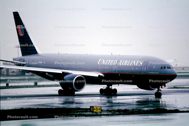 N785UA, United Airlines UAL, Boeing 777-222ER, (SFO), PW4090, PW4000, rain, wet, slippery, inclement weather