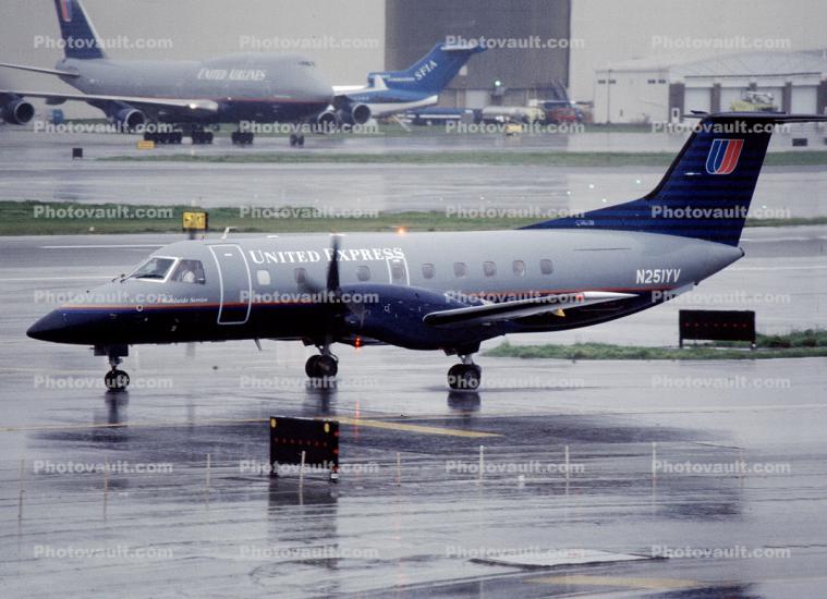 N251YV, SkyWest, SFO, Embraer Brasilia EMB-120RT, rain, inclement weather, wet