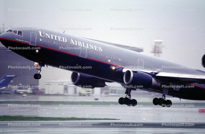 United Airlines UAL, Douglas DC-10, (SFO), rain, wet