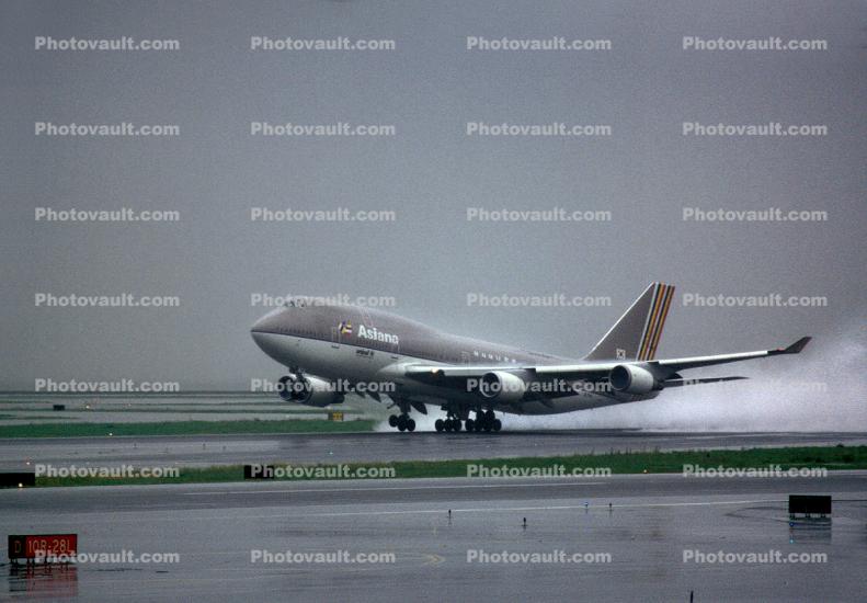 HL7414, Boeing 747-48E(BDSF), 747-400 series, rain, inclement weather, wet