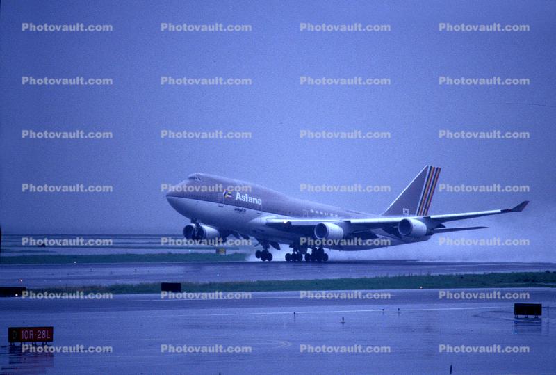 HL7414, Boeing 747-48E(BDSF), Asiana Airlines, (SFO), 747-400 series, rain, inclement weather, wet
