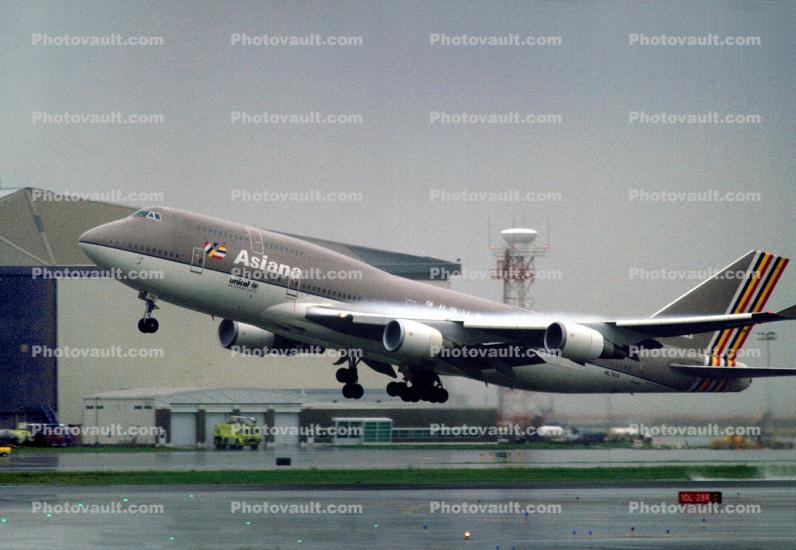 HL7414, Boeing 747-48E(BDSF), Asiana Airlines, (SFO), 747-400 series, rain