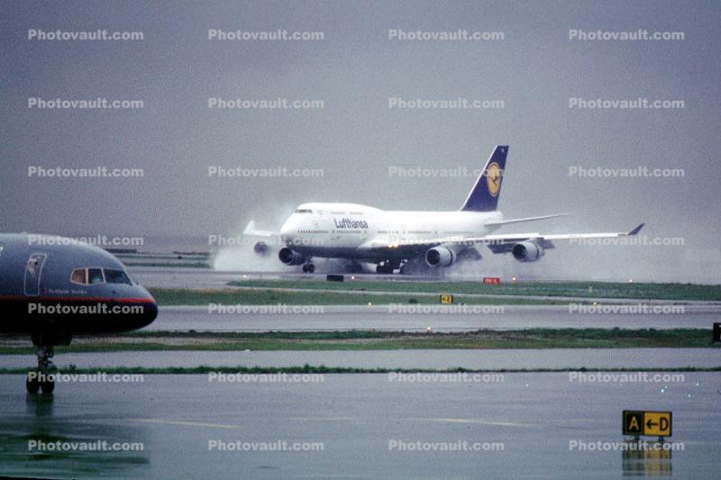 D-ABVL, Boeing 747-430, Lufthansa (SFO), rain, inclement weather, wet