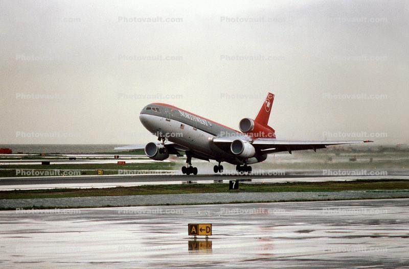 N154US, Douglas DC-10-40, (SFO), Northwest Airlines NWA, rain, inclement weather, wet, JT9D