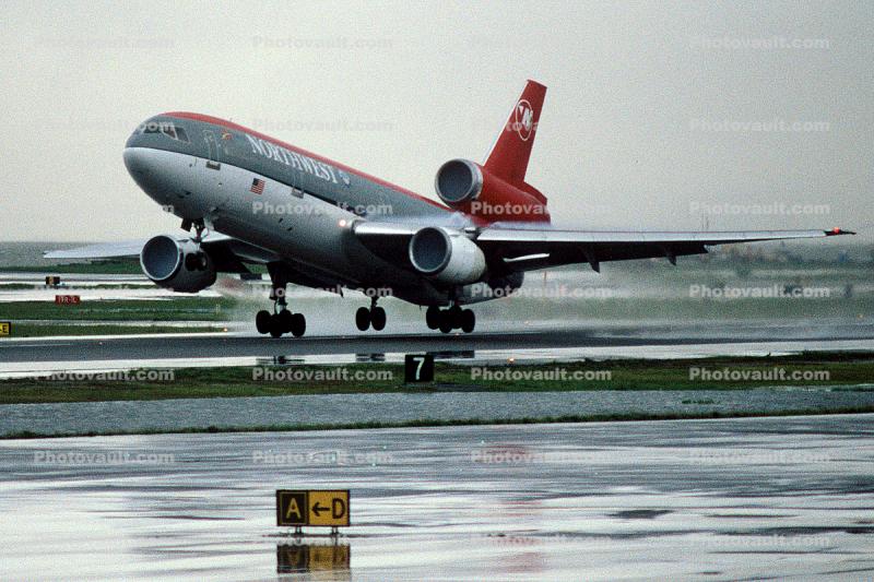 N154US, Douglas DC-10-40, (SFO), Taking-off, Northwest Airlines NWA, JT9D-20, JT9D, rain, inclement weather, wet