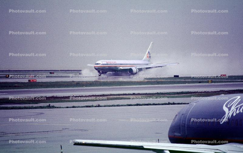 N370AA, Boeing 767-323ER, (SFO), rain, inclement weather, wet, landing, CF6, 767-300 series
