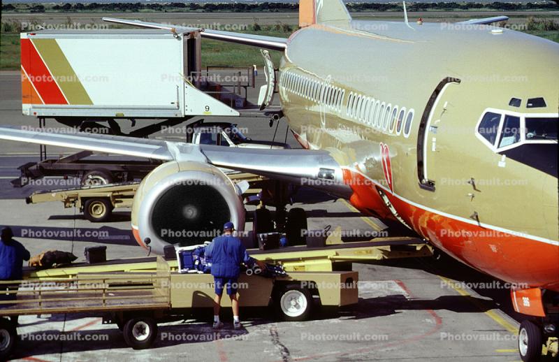 N386SW, Boeing 737-3H4, Belt Loader, Scissor Lift, 737-300 series, CFM56-3B1, CFM56