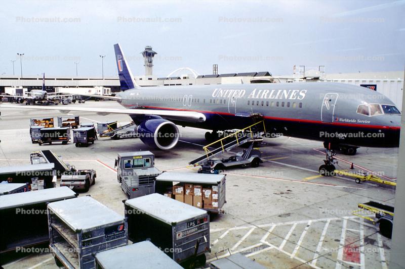 United Airlines, UAL, ETOPS 5144, carts, tractor