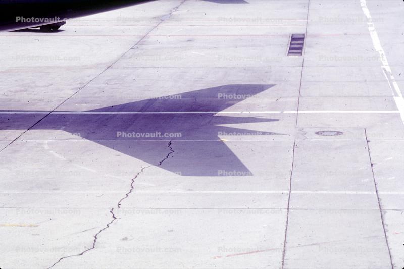 757 Tail Shadow