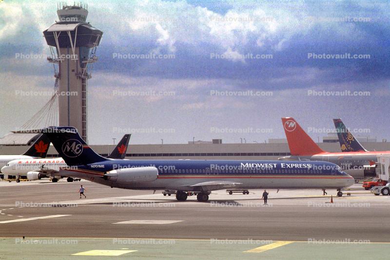 N701ME, McDonnell Douglas MD-88, Control Tower, Jetway, Airbridge, JT8D, JT8D-219