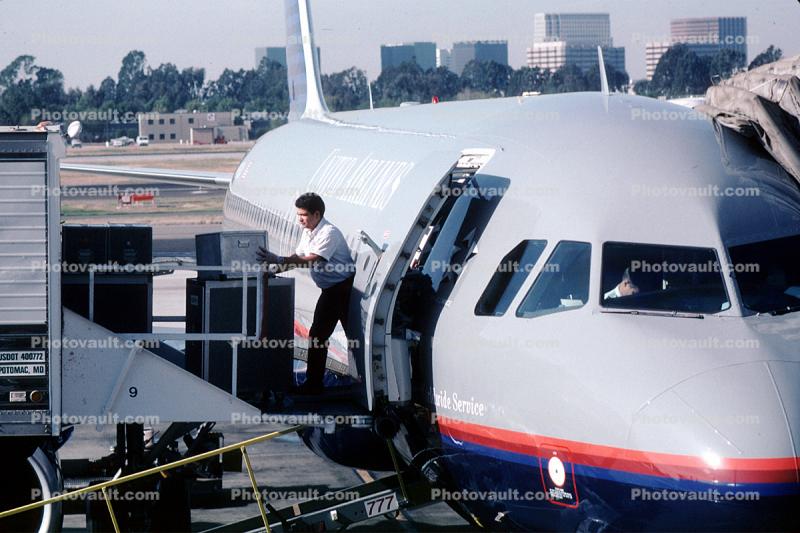 N814UA, Airbus, A319-131, Santa Ana International Airport, A319 series, V2522-A5, V2500