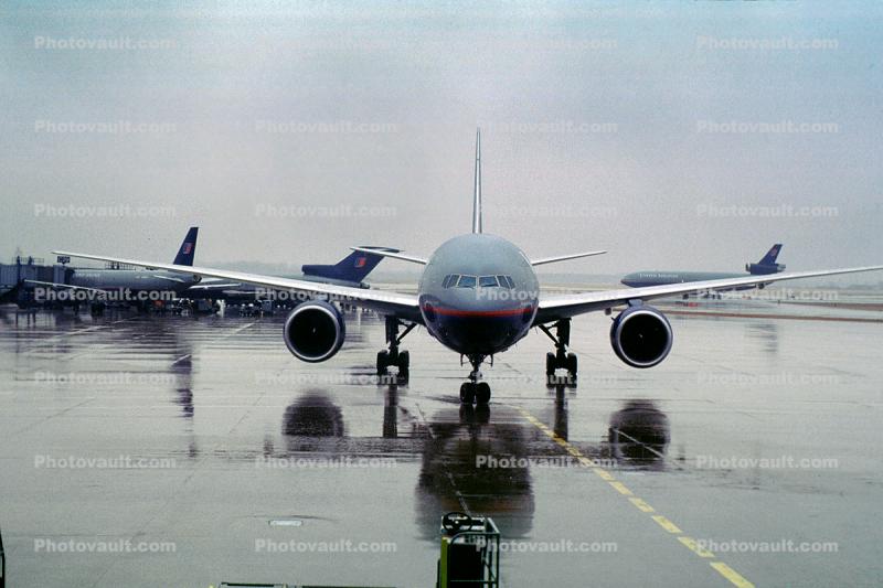 N792UA, United Airlines UAL, Boeing 777, head-on, Boeing 777-222ER, PW4090, PW4000
