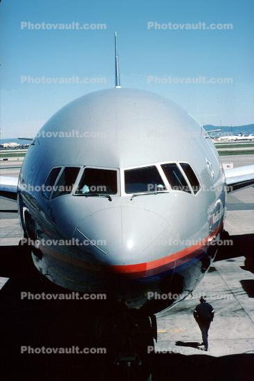 N776UA, Boeing 777-222, United Airlines UAL, head-on