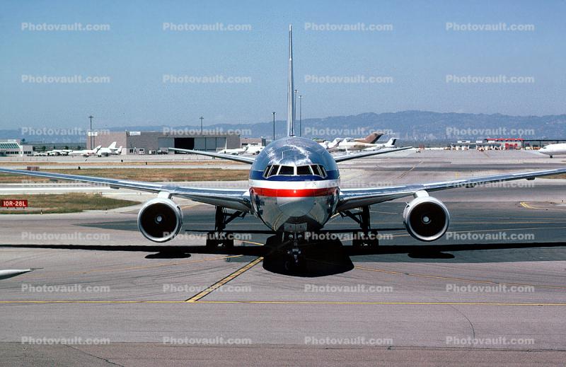 N306AA, American Airlines AAL, Boeing 767-223, San Francisco International Airport (SFO), CF6-80A, CF6, head-on