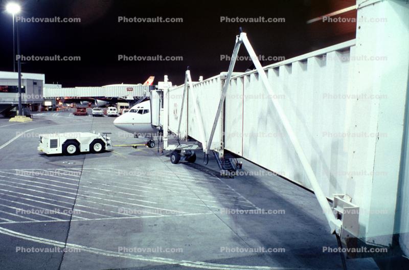 jetway, Boeing 737, Alaska Airlines ASA, San Francisco International Airport (SFO), Airbridge
