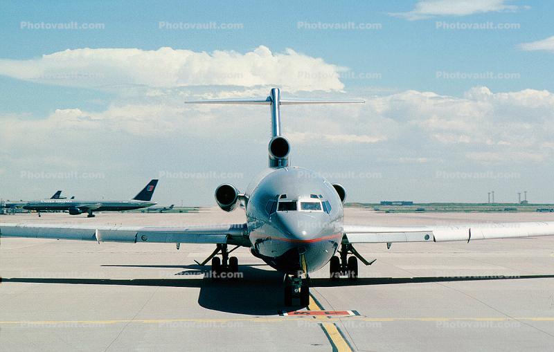 N7266U, United Airlines UAL, Boeing 727-222, JT8D-15 s3, JT8D, Denver, head-on, 727-200 series