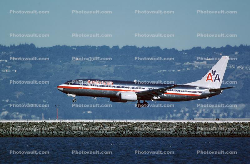 N916AN, American Airlines AAL, Boeing 737-823, on final approach at San Francisco International Airport (SFO), CFM56-7B24, CFM5