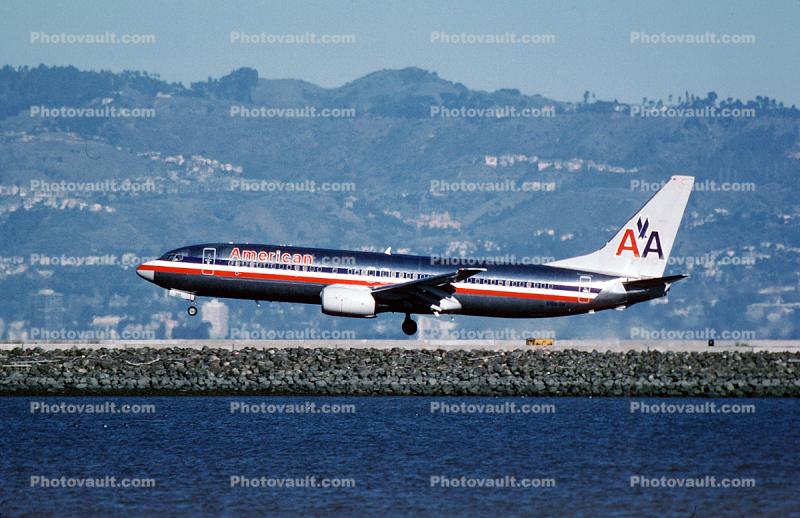 N916AN, American Airlines AAL, Boeing 737-823, on final approach at San Francisco International Airport (SFO), CFM56-7B24, CFM56