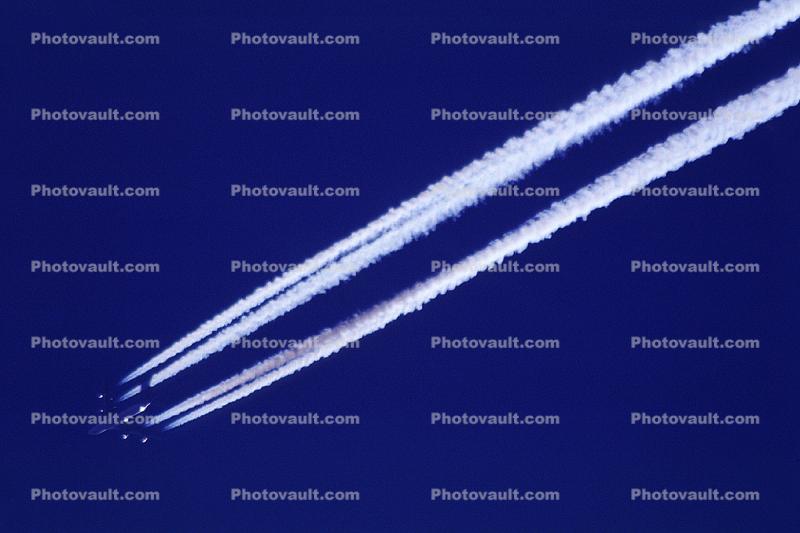 Boeing 747, Flying High, Contrails