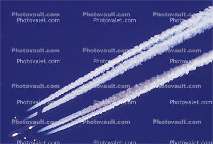Boeing 747, Flying High, Contrails