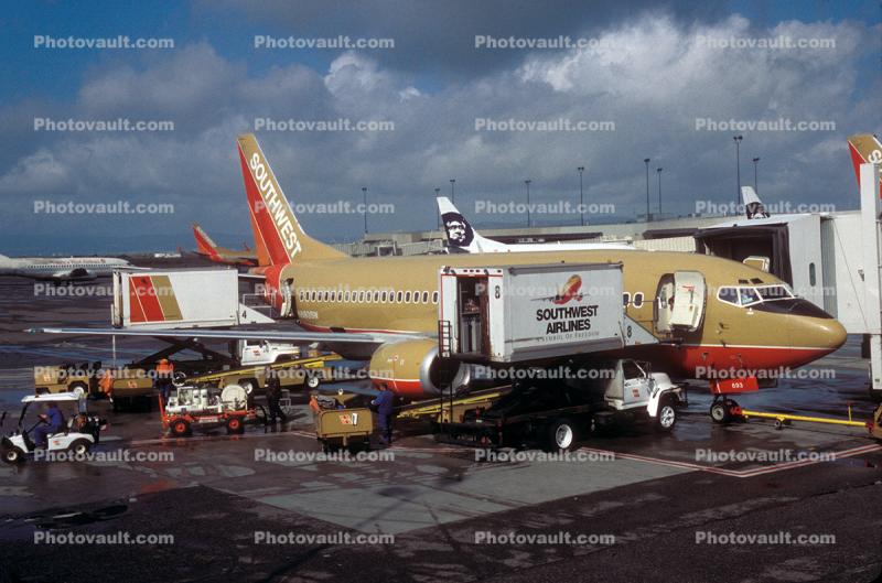N693SW, Boeing 737-317, Southwest Airlines SWA, Highlift Truck, 737-300 series, CFM56
