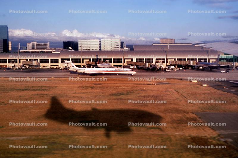 Landing Shadow, Boeing 737, Landing, Santa Ana International Airport, (SNA), Orange County, California, USA