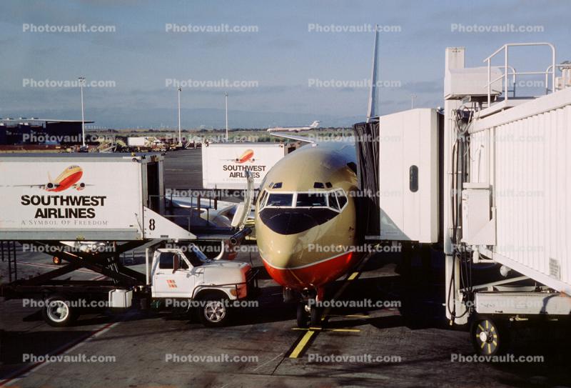 Jetway, Boeing 737, Southwest Airlines SWA, Catering Truck, Scissor Lift, Highlift, Airbridge