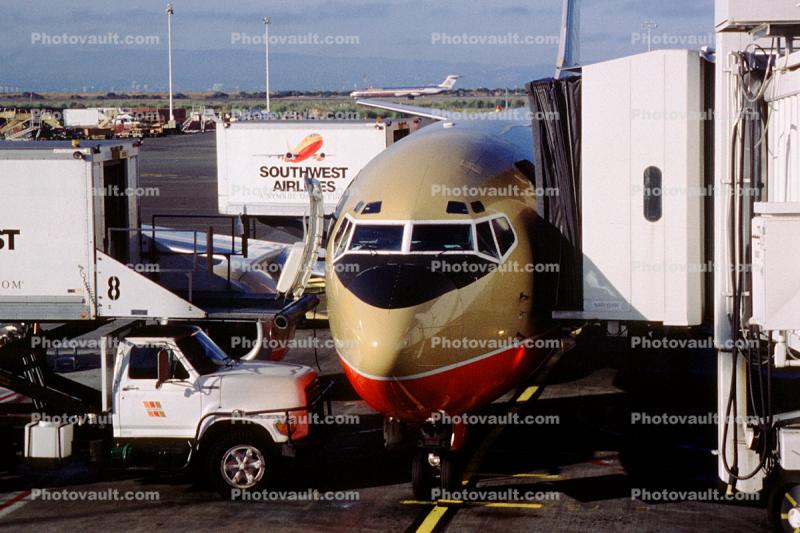 Boeing 737, Southwest Airlines SWA, Catering Truck, Scissor Lift, Highlift