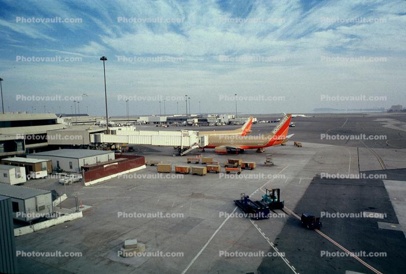 Jetway, Southwest Airlines SWA, San Francisco International Airport (SFO), Airbridge, Boeing 737