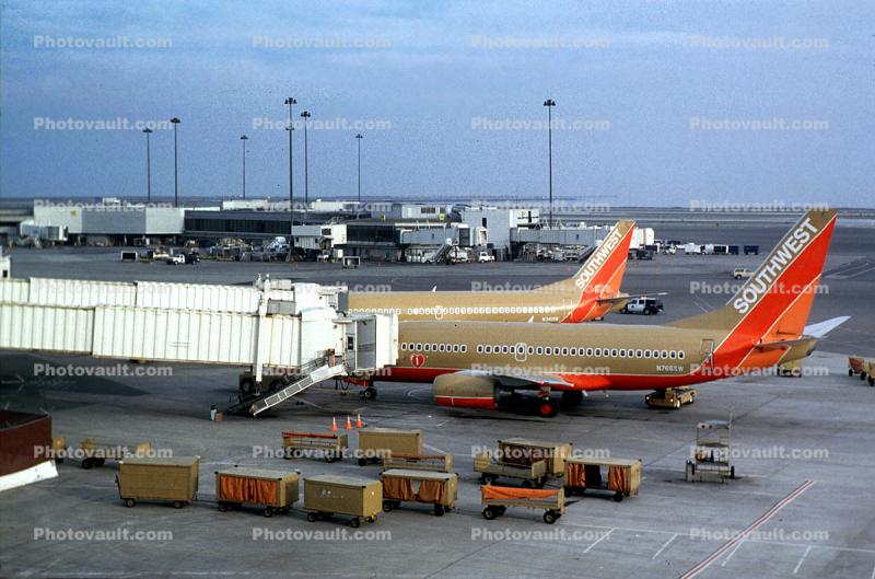 Boeing 737, Southwest Airlines SWA, Jetway, airbridge, San Francisco International Airport (SFO)