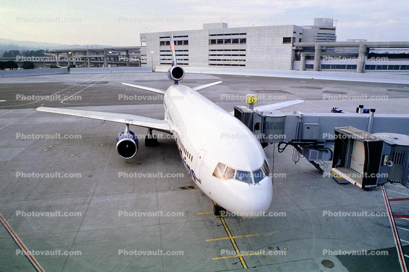 Lockheed L-1011, San Francisco International Airport (SFO), jetway, terminal, Airbridge