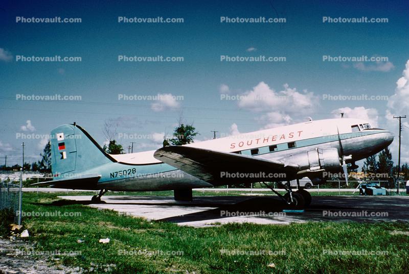 N75028, Southeast Airlines, Douglas C-47-DL