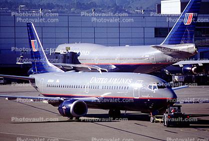 N351UA, United Airlines UAL, Boeing 737-322, San Francisco International Airport (SFO), CFM56-3C1, CFM56