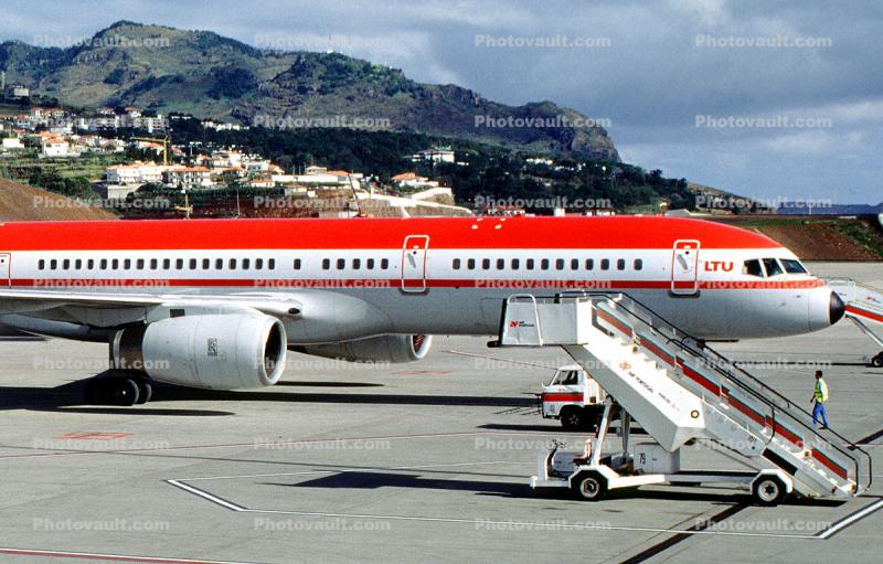 D-AMUM, LTU Airways, Boeing 757-2G5F, Funchal Madeira, RB211-535 E4, RB211, Mobile Stairs, Rampstairs, ramp