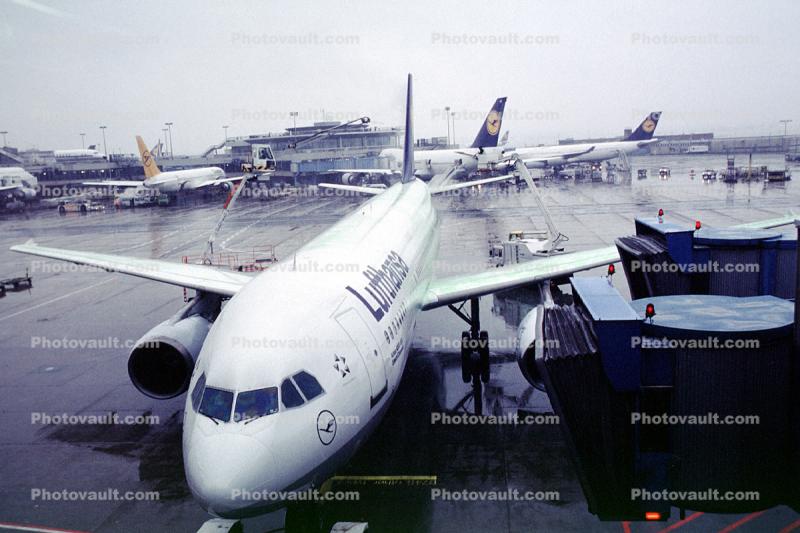Lufthansa, Airbus A320 series, Freezing weather conditions, De-icing, Ice Removal