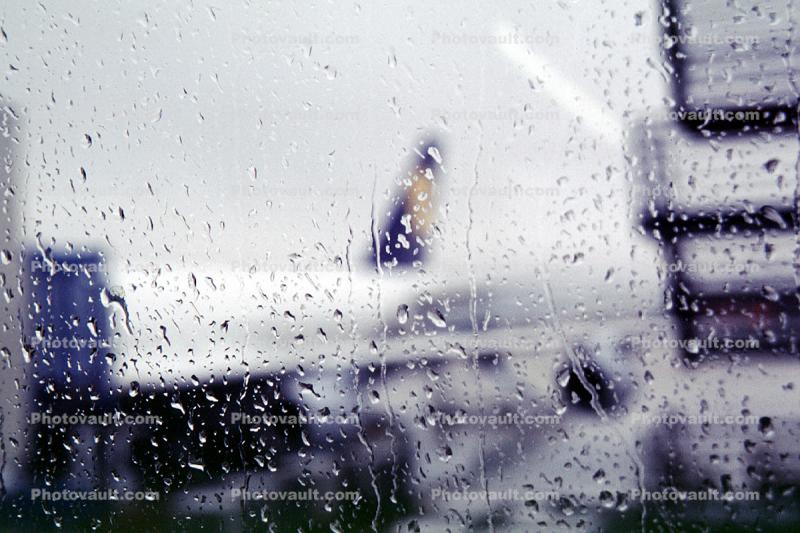 rain, wet, slippery, inclement weather, Boeing 747, Lufthansa