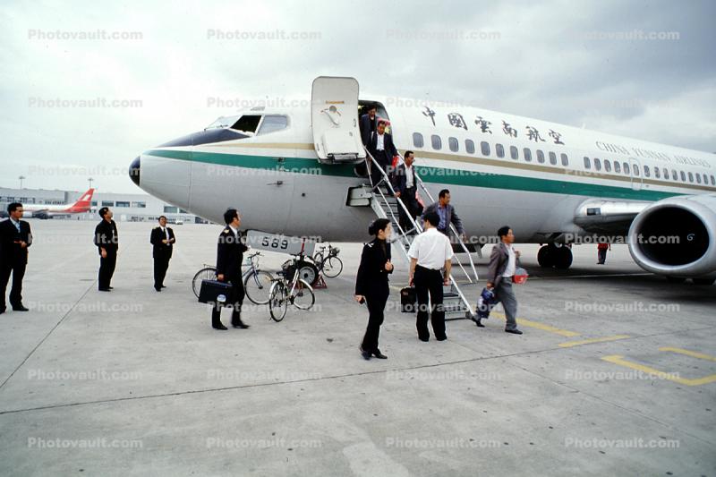 B-2589, Boeing 737-3W0, China Yunnan Airlines CYH,, 737-300 series, CFM56-3C1, CFM56 Kunming Airport, Yunnan, China