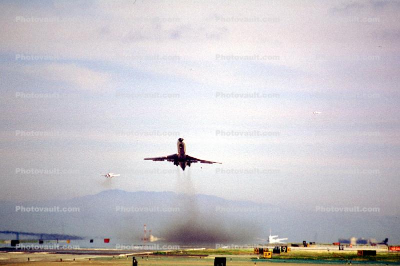 San Francisco International Airport (SFO), smokey take-off