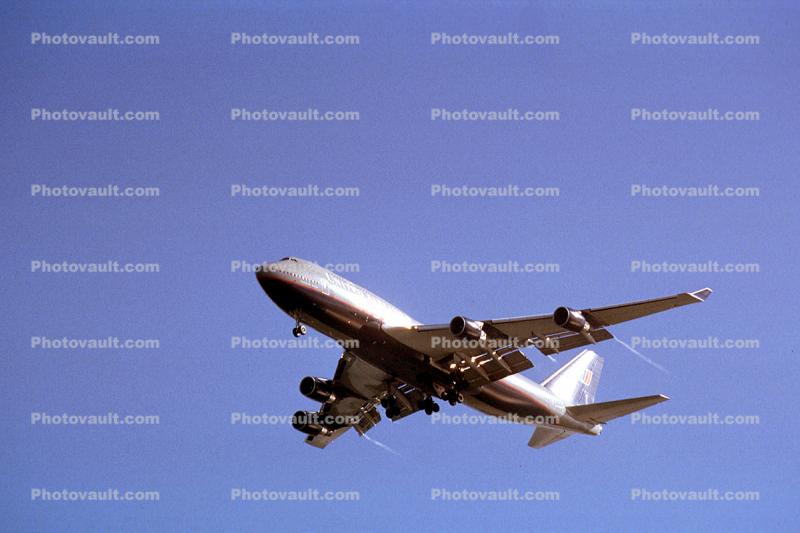Boeing 747-400 landing, flying, flight, airborne