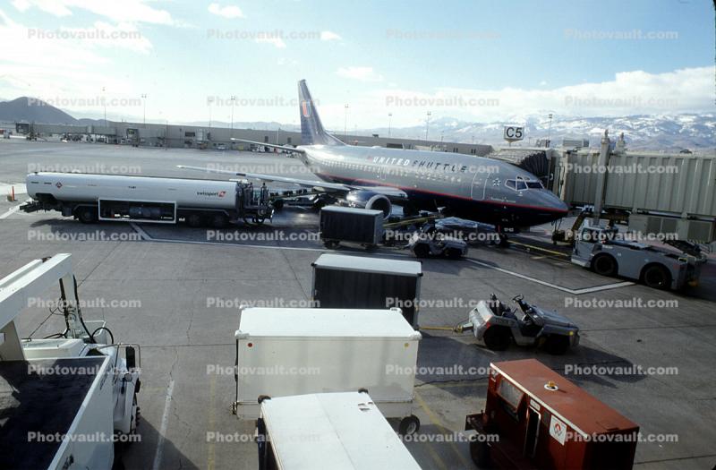 N925UA, United Shuttle, Boeing 737-522, 737-500 series, Refueling Truck, CFM56-3C1, CFM56