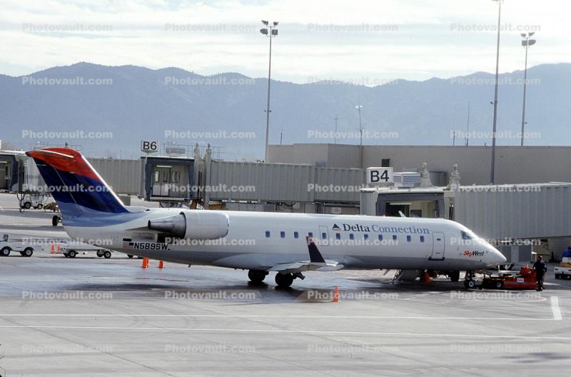 N589SW, Delta Connection, Bombardier-Canadair Regional Jet CRJ-100ER, CF34-3A1, CF34, jetway, Airbridge