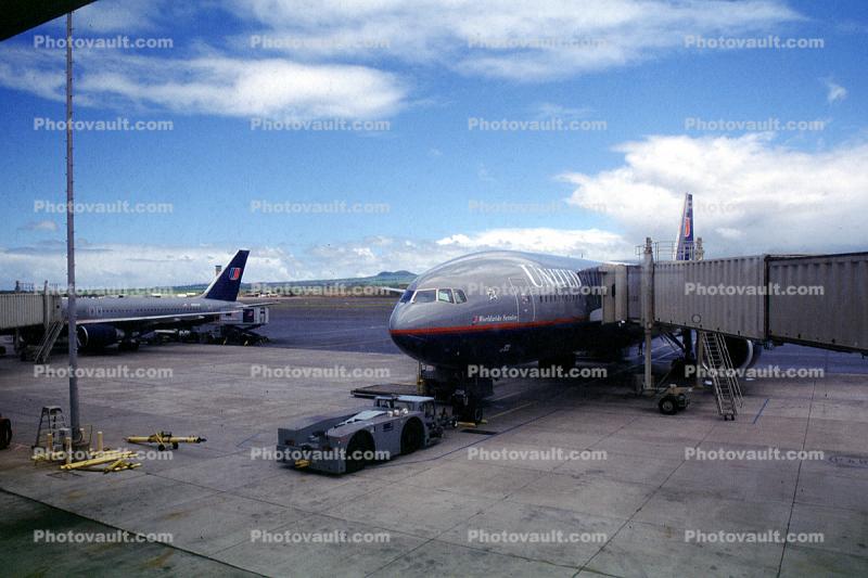 United Airlines UAL, Boeing 777, Jetway, Airbridge
