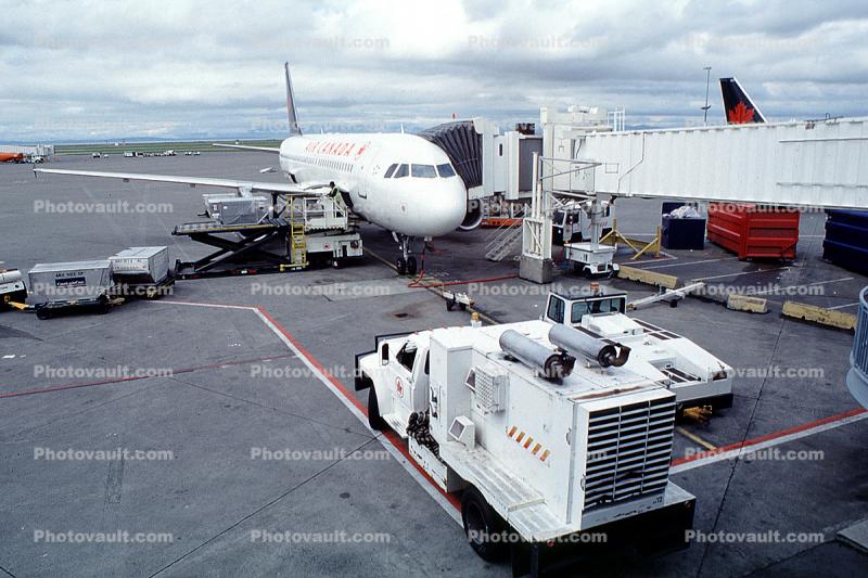 Airbus A320 series, Air Canada ACA, Jetway, Truck, Ground Equipment, Airbridge