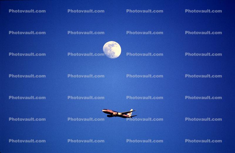 Boeing 737, flying, airborne, Moon